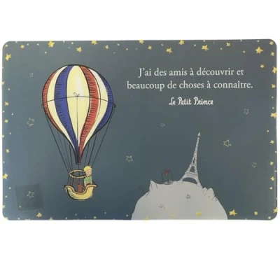 Image de Set de Table Le Petit Prince dans sa montgolfière au Dessus Paris et la Tour Eiffel Fond Bleu Gris avec des étoiles Tout Autour