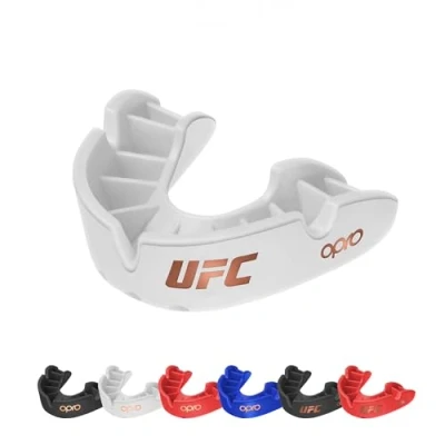 Image de OPRO Bronze Level UFC Adulte et Jeunesse Sport Mouthguard Avec étui dispositif de raccordement, Bouclier gomme pour UFC, MMA, Boxe, BJJ autres sports combat (Noir, adulte)
