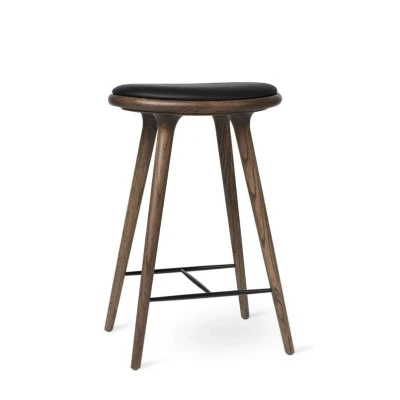 Image de Mater High stool tabouret de bar bas 69 cm cuir noir, support en chêne laqué brun