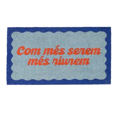 Image de fisura. Paillasson d&#039;entrée COM més serem en Fibre de Coco avec Base antidérapante PVC. Tapis Original Bleu et Rouge Message Catalan. Dimensions : 70 cm x 40 cm.