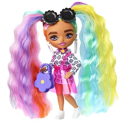 Image de Barbie Mini Poupée Mannequin Extra N 6 (14 Cm), avec Cheveux Arc en Ciel, Robe Ã Imprimé Fleuri, Socle Et Accessoires, Jouet Enfant, Dès 3 Ans, HHF82