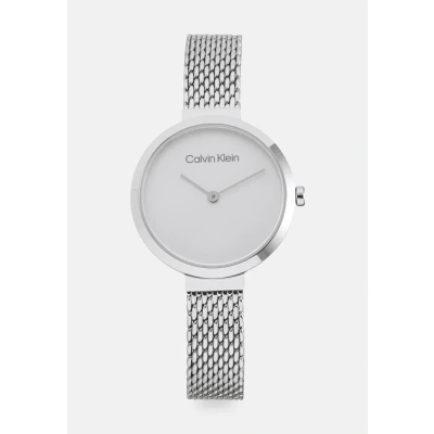 Image de Calvin Klein Montre Analogique à Quartz pour Femme Collection Minimalistic T Bar 28MM Mesh avec Bracelet Milanais en Acier Inoxydable Argenté 25200082