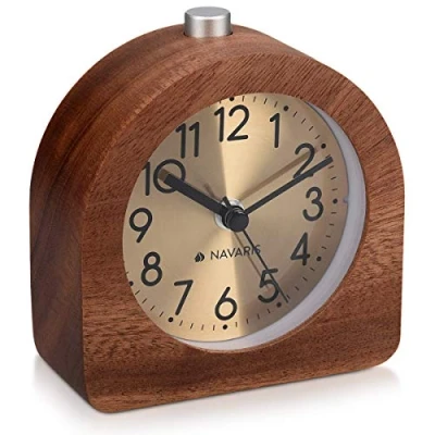 Image de Navaris Réveil analogique en Bois Horloge à Aiguilles Classique avec Fonctions Heure Alarme Snooze lumière Cadran doré foncé