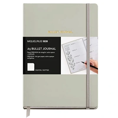 Image de Miquel Rius Cahier de notes Bullet Journal, Couverture rigide en simili cuir et élastique fermeture, Format A5 148 x 210 mm, 96 pages 100 g/m², Intérieur à pointillés, couleur gris