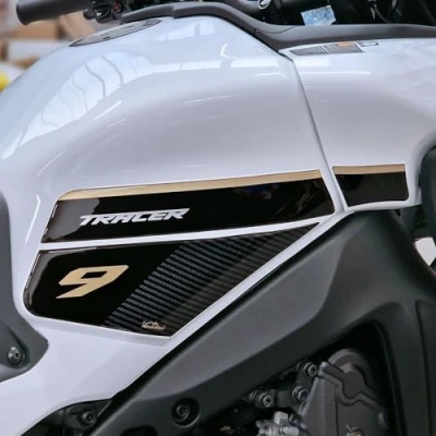 Image de Resin Bike Autocollant Moto compatibles avec Yamaha Tracer 9 2023. Protections Latérales de Genoux Réservoir Contre Les Chocs et Rayures. Paire d&#039;autocollants 3D Or Para Midnight Black