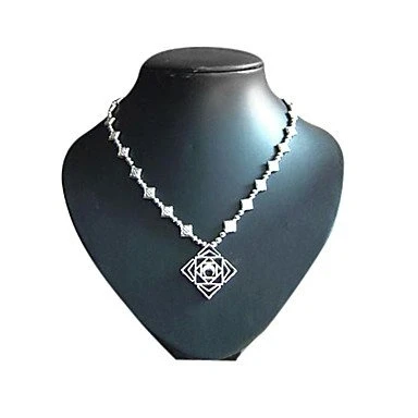 Image de Collier avec croix inspirée du vampire Knight Yuki