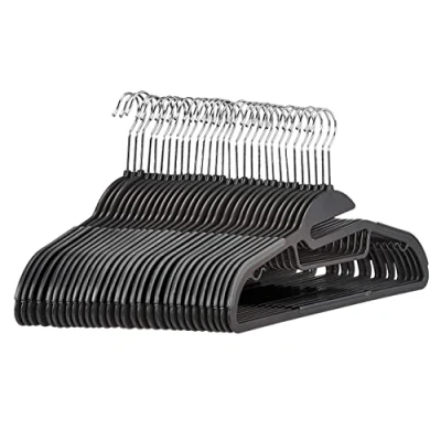 Image de Amazon Basics Lot de 30 cintres en plastique ultra robustes antidérapants avec caoutchouc et barre horizontale, Gris