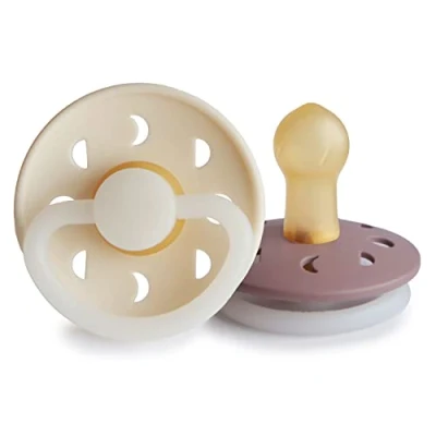 Image de FRIGG Moon Phase Night Lot de 2 sucettes Sucette en latex Fabriqué au Danemark Sans BPA Tétine Cerise Symétrique (Cream Night/Twilight Mauve Night, Taille 1 (0 6 Mois))