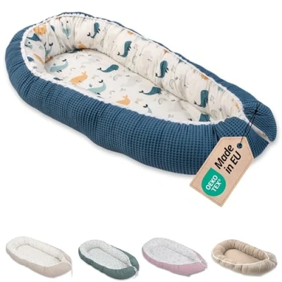 Image de Réducteur lit bébé ULLENBOOM® baleines bleues 95x55 cm Nid d’ange Öko Tex et fabriqué dans l&#039;UE motif en coton douillet, convient comme de voyage ou cale