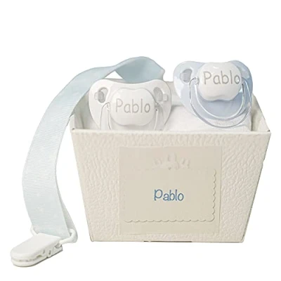 Image de BebeDeParis. Cadeax de Naissance avec Sucette bébé Personnalisée Nom (0 à 6 mois), Tétine en Silicone Sans BPA et Boîte Personnalisée, (2 Sucettes + Attache Tetines, Bleu)