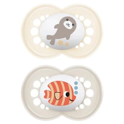 Image de MAM Original Soothers Lot de 2 tétines pour bébé 12 mois et plus avec étui voyage auto stérilisant, essentiels nouveau né, blanc (les motifs peuvent varier)