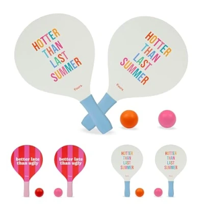 Image de Fisura Set Raquettes Plage Original “Hotter Than Last Summer. Palettes Bois Blanches et Bleues avec Sac Filet. Accessoire Estival ludique. 2 balles fournies.