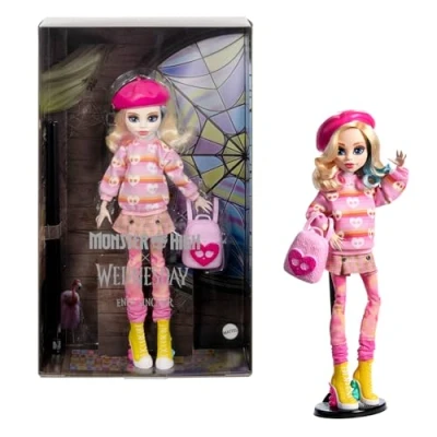 Image de Monster High Mercredi, Enid Sinclair Poupée à collectionner dans une tenue rose avec béret et sac dos, socle pour poupée, HXJ05