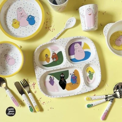 Image de PETIT JOUR Coffret Cadeau 5 Pièces Pour Enfant 6Mois+ Mélamine Sans BPA Assiette 18cm, Timbale 160ml, Bol 250ml, Set De 2 Couverts 14cm Lavable Au Lave Vaisselle Barbapapa