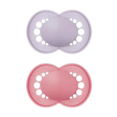 Image de MAM Original Soother Lot de 2 tétines pour bébé 6 mois et plus en matériau durable, tétine silicone SkinSoft avec étui à Rose (les motifs peuvent varier)
