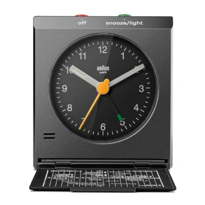 Image de Braun Réveil analogique de Voyage Classique avec Fonction Snooze, Design Vintage, Taille compacte, Couvercle Pliable, Mouvement à Quartz Silencieux, Alarme sonore Crescendo en Blanc, modèle BC05B.