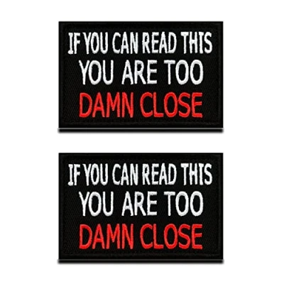 Image de 2 Pcs &quot;If You Can Read This are Too Damn Close&quot; Amusant Brodé Patch Moral Emblème Compatible avec Velcro pour Cycliste Sac à Dos Vêtements Uniforme Gilet Chapeau Harnais Chien