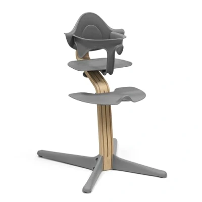 Image de Chaise Stokke Nomi (Chêne/Gris) + Baby Set (Gris) Encourage L’assise Active &amp; Fournit un Maintien Pendant que Bébé Apprend à S&#039;asseoir Supporte jusqu’à 150 kg
