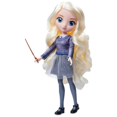 Image de POUPÉE 20 cm Luna Lovegood WIZARDING WORLD Poupée figurine Articulée Avec Baguette Magique et Uniforme de Poudlard 6061838 Jouet Enfant 5 ans +