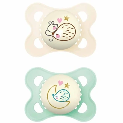 Image de MAM Original Night Lot de 2 tétines durables pour bébé à 6 mois, tétine en silicone SkinSoft, phosphorescente, crème (les motifs peuvent varier)