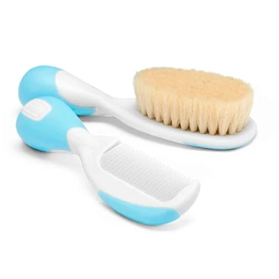 Image de Chicco Ensemble Brosse à Cheveux et Peigne pour Bébé, Poils Naturels Doux, Bouts Arrondis, Manche Antidérapant, Cadeau de Naissance Essentiels Nouveau né 0plus Mois, Bleu
