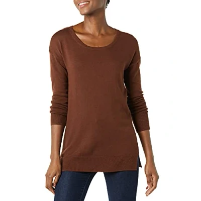 Image de Amazon Essentials Pull Tunique léger à Manches Longues et col dégagé (Disponible en Grande Taille) Femme, Brun, M