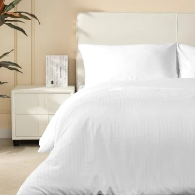 Image de Good Nite Parure de lit King Size en Satin à Rayures avec Housse Couette et 2 taies d&#039;oreiller, Douce pour la Peau Lavable Machine (Blanc, 230 x 220 cm)