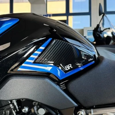 Image de Resin Bike Autocollant Moto Compatibles avec Suzuki GSX 8R 2024 Blue. Protections Latérales de Réservoir Contre Les Chocs et Éraflures. 3D Résinés Made in Italy