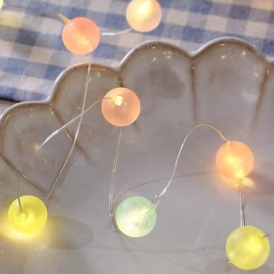Image de Lights4fun Guirlande Lumineuse avec Micro LED Blanc Chaud et 20 Boules Pastel à Piles Minuterie Décoration pour l’Intérieur