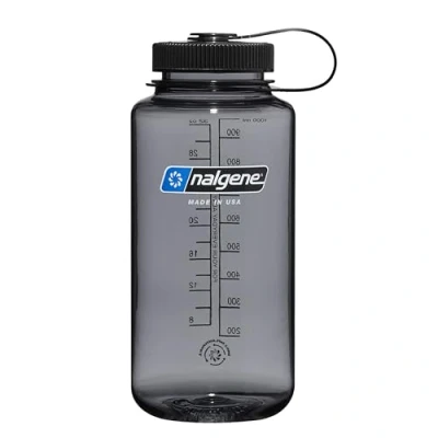 Image de Nalgene Sustain Tritan Bouteille d&#039;eau sans BPA fabriquée avec un matériau dérivé de 50% déchets plastiques, 1L, large ouverture, gris couvercle noir