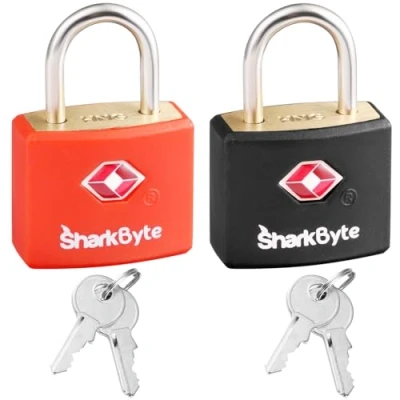 Image de SharkByte TSA Lot de 2 verrous bagages avec clés en laiton pour casiers gym, sacs d&#039;ordinateur portable, valises, à dos, voyage, fermeture éclair, etc