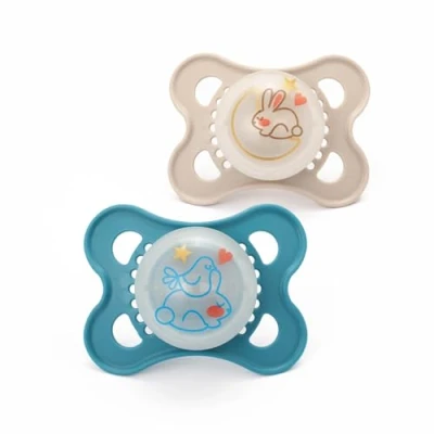 Image de MAM Original Pure Night Lot de 2 tétines pour bébé à 6 mois, durables et bio renouvelables, tétine en silicone SkinSoft, phosphorescente, bleu/crème (les motifs peuvent varier)