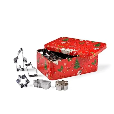 Image de patisse 13720 Boîte métal rouge imprimée sapin de Noël contenant 25 découpoirs ou emporte pièces inox assortis sapin, lutin, ange, étoile, gingerman, sucre d’orge…, 20x14x7.5cm