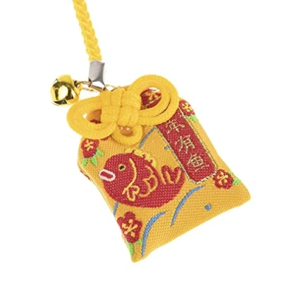 Image de Lachineuse Omamori Japonais Carpe Koï pour Attirer la Chance &amp; Prospérité Porte Bonheur à Suspendre Amulette Japonaise Traditionnelle Coloris Jaune Cadeau Japon
