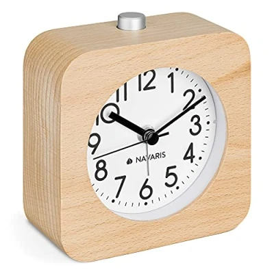 Image de Navaris Réveil analogique Bois Horloge à Aiguilles Classique avec Fonctions Heure Alarme Snooze et rétroéclairage carré Clair