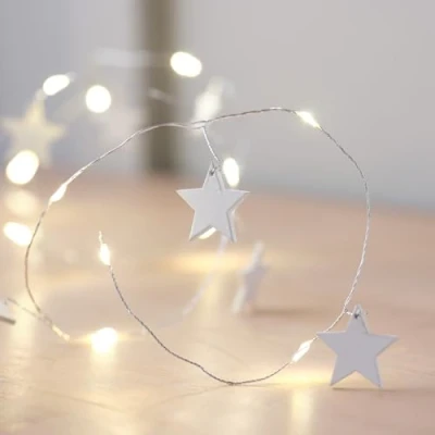 Image de Lights4fun Guirlande Lumineuse de 1,9 m à 15 Étoiles Blanches en Bois avec LED Blanc Chaud Piles Minuterie Décoration Noël pour Intérieur