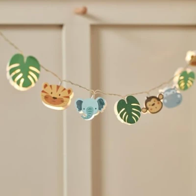 Image de Lights4fun Guirlande Lumineuse pour Enfant Safari en Bois à 12 LED Blanc Chaud Piles Intérieur