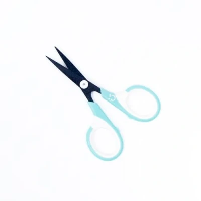 Image de Craftelier Mini ciseaux de précision en acier inoxydable Poignée ergonomique Convient aux gauchers et droitiers Capuchon sécurité inclus Taille 11,4 x 6,5 cm Turquoise blanc