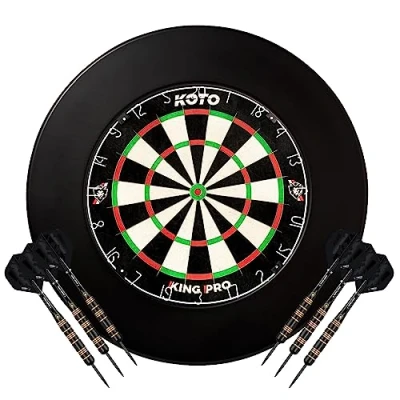 Image de KOTO Pro Edition Noir (Dimensions Officielles) Cible en Sisal, INCL. Surround, 2 Jeux de Fléchettes &amp; Portefeuille, Flights Shafts