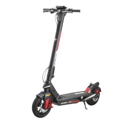 Image de Ducati Corse E Scooter Pro III R, Trottinette électrique, avec flèches directionnelles intégrées, Roues Pirelli 10, autonomie 50 km, Moteur 350 W, Batterie 468 Wh, Double Frein à Disque, Noir