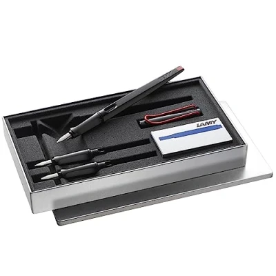 Image de Lamy joy Set stylo plume calligraphie black avec 3 plumes différentes (1.1/1.5/1.9 mm) à traction et grip ergonomique 5 cartouches d&#039;encre bleue T 10