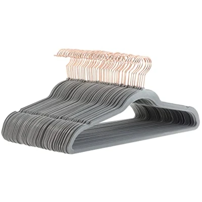 Image de Amazon Basics Cintres fins, antidérapants, en velours, Gris/Doré, 50 unités