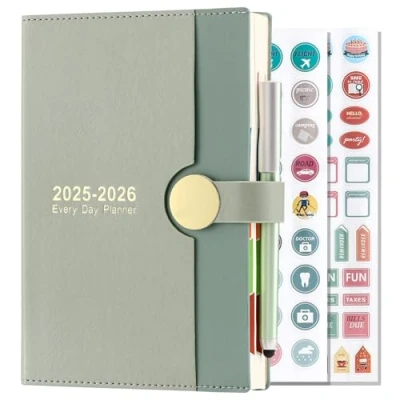 Image de agenda scolaire 2025 2026, format A5, page par jour, d&#039;août à août journalier sur 13 mois, couverture rigide avec stylo (vert)