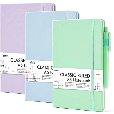 Image de feela Lot de 3 Carnet Notes A5 avec Stylos Noirs, Ligné Classique à Couverture Rigide, Cuir, 128 Pages, 120 gsm, Couleurs Pastel (Lavande, Bleu Clair, Vert Clair)
