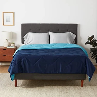 Image de Amazon Basics Couette réversible en microfibre Doudou, bleu marine/bleu, 220 x 240 cm