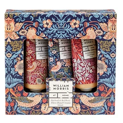 Image de William Morris At Home Coffret cadeau crème pour les mains Patchouli &amp; Red Berry Enrichi en beurre de karité et huiles essentielles Tailles adaptées aux voyages 3 x 30 ml