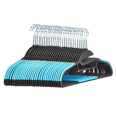 Image de Amazon Basics Lot de 30 cintres en plastique ultra robustes antidérapants avec caoutchouc et barre horizontale, Bleu