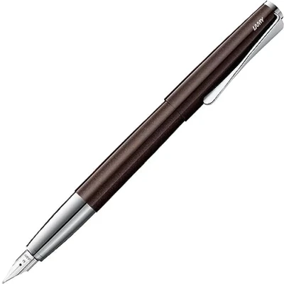 Image de Lamy Studio Dark Brown Stylo plume universel dans un boîtier élégant en métal entièrement métallique, dorée 14 carats, partiellement platine et largeur de trait F, avec cartouche d&#039;encre T