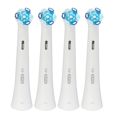 Image de Oral B iO Ultimate Clean Lot de 4 têtes brosse à dents électrique avec poils torsadés et coudés pour enlever la plaque dentaire Blanc
