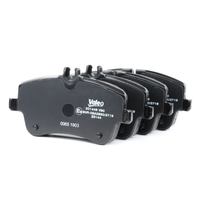 Image de VALEO 301448 Jeu de plaquettes frein FIRST Essieu avant contact signal d&#039;usure exclu avec tôle anti bruit MERCEDES BENZ: Classe C Berline